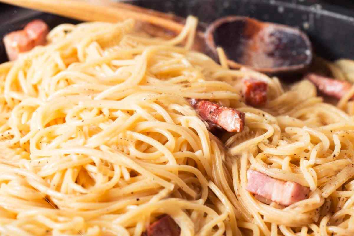 Як приготувати запіканку зі спагеті і бекону