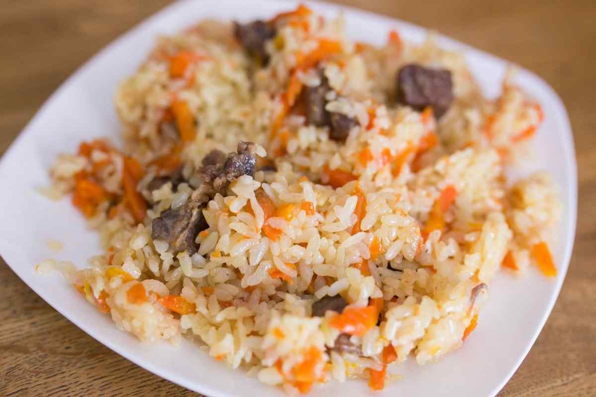 Рис, гасжений з м 'ясом і овочами