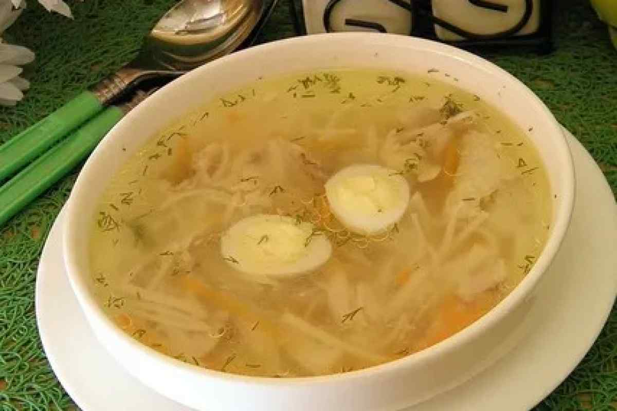 Домашній курячий суп з локшиною