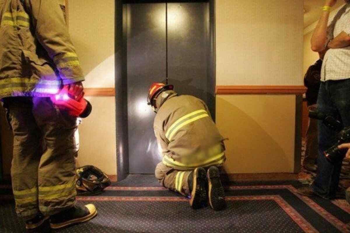 Як вибратися з ліфта