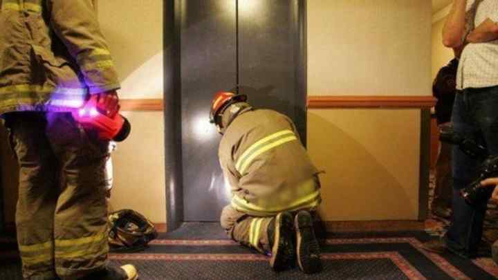 Як вибратися з ліфта