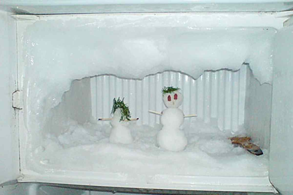 Почему в холодильнике намерзает снег. Лед в морозилке. Холодильник со льдом. Снег в морозилке. Снеговик в морозилке.