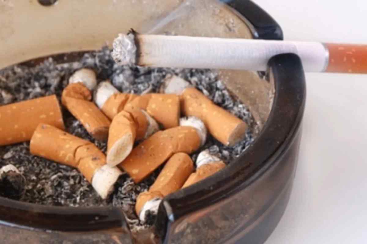Як прибрати запах сигарет у квартирі