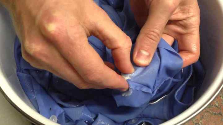 Як відмити віск від одягу