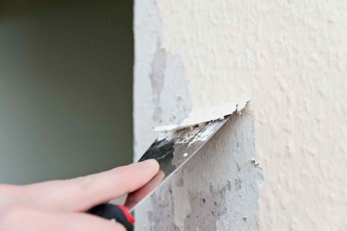 Як прибрати стару фарбу зі стіни