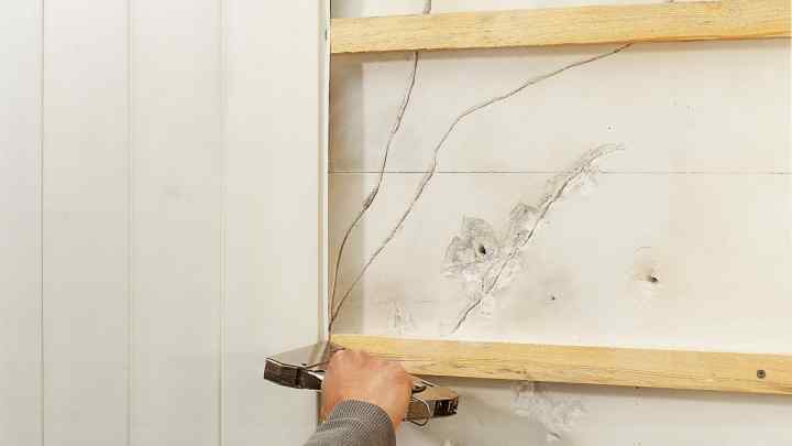 Як кріпити стінові пластикові панелі