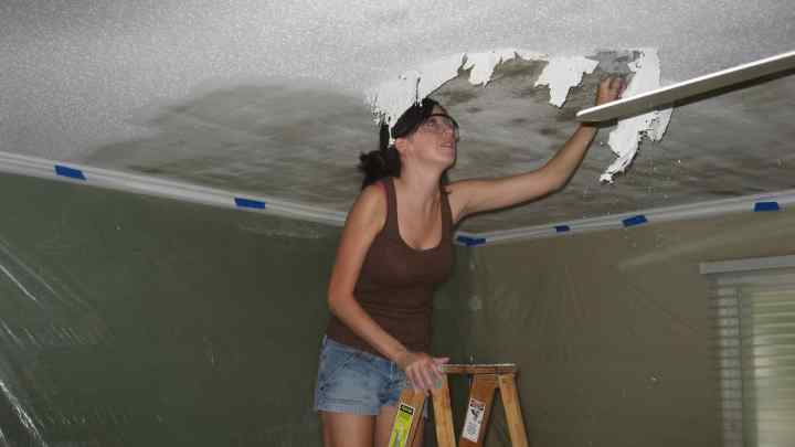 Як очистити стелю від клею