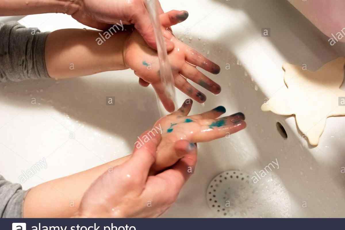Як змити фарбу з рук