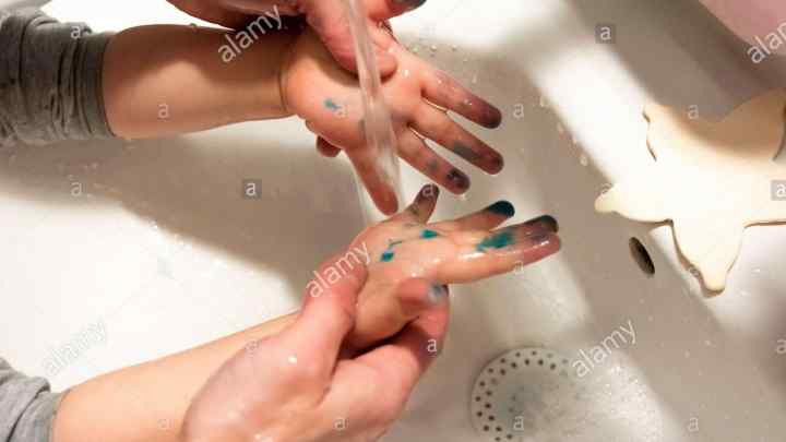 Як змити фарбу з рук