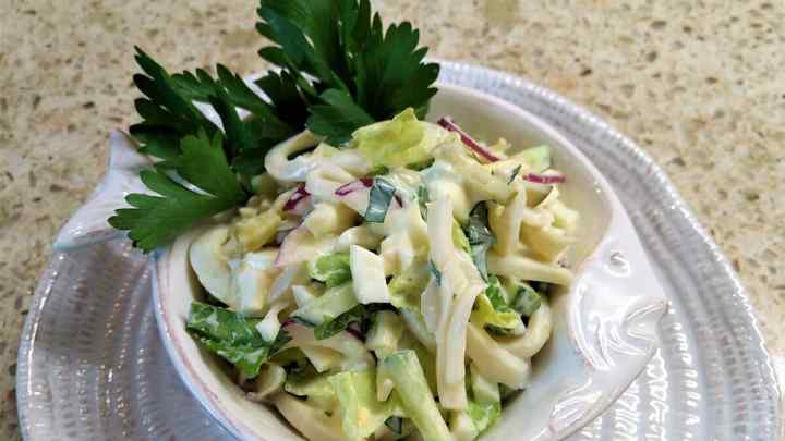Як готувати салат з кальмарів