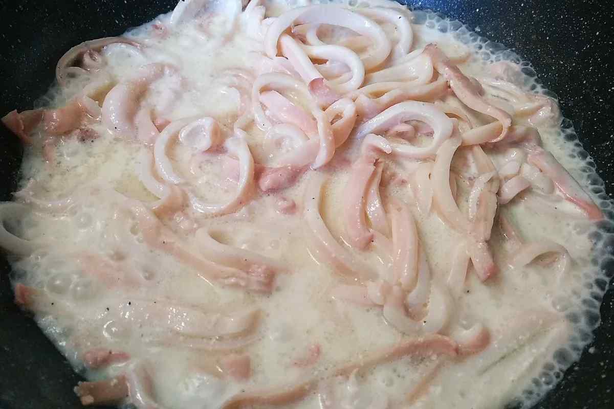 Як приготувати ніжного кальмара в сметаному соусі