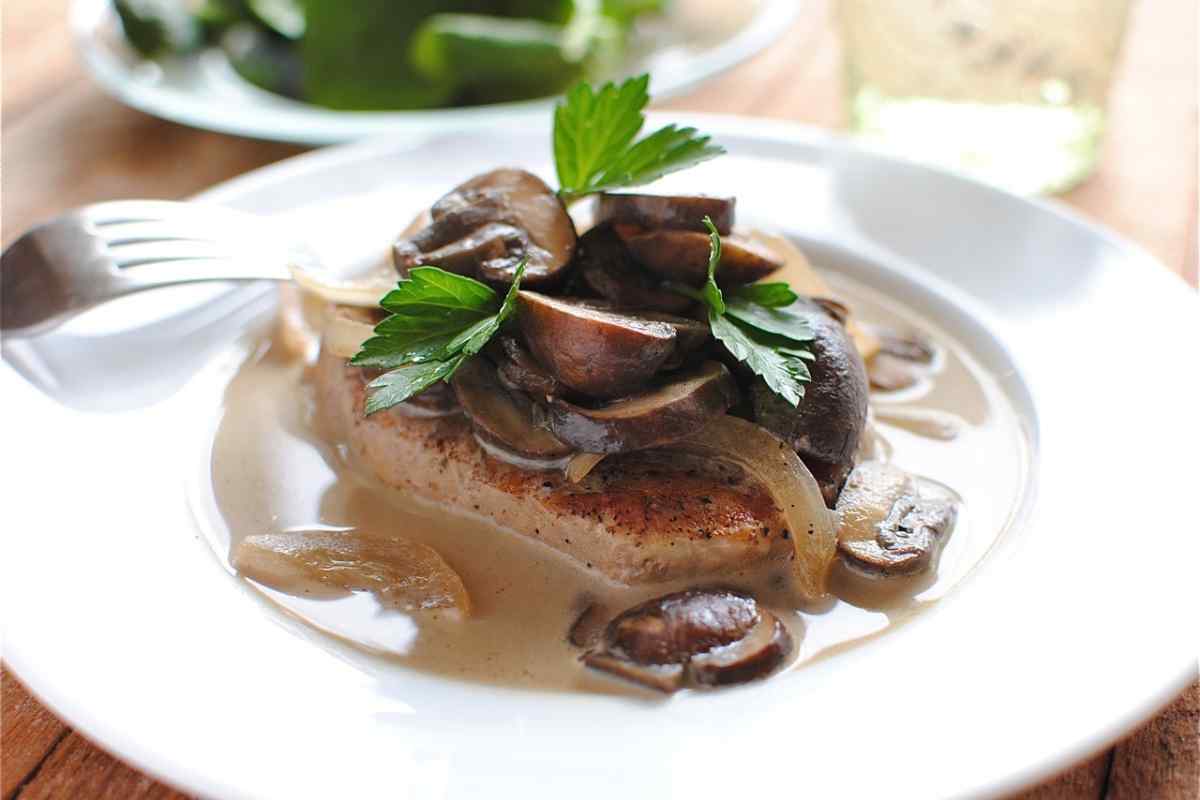 Оленіна: рецепт стейків з грибним соусом