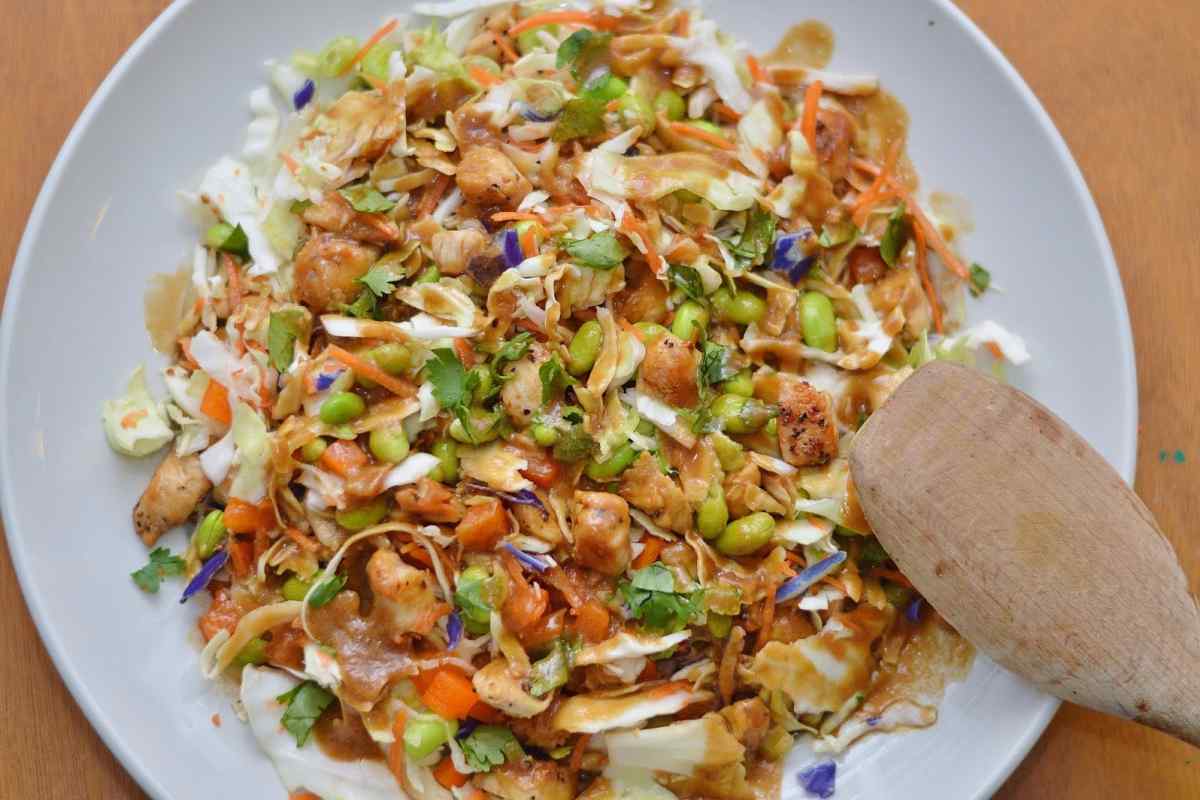 Азіатський салат з куркою і кунжутом