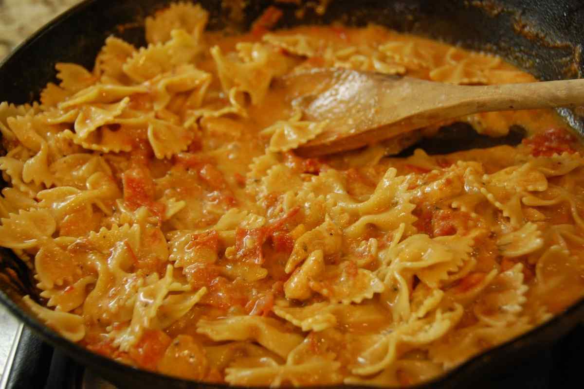 Як приготувати фарфалле з томатно-сирним соусом