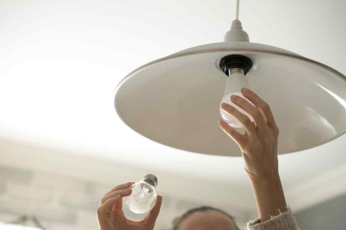 Як викрутити лампочку