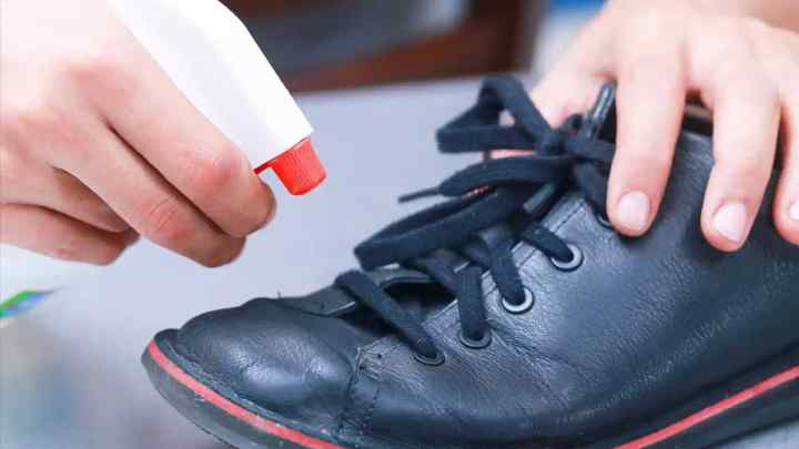 Як позбутися запаху шкіряного взуття