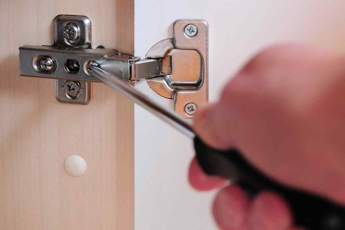 Як змастити дверні петлі