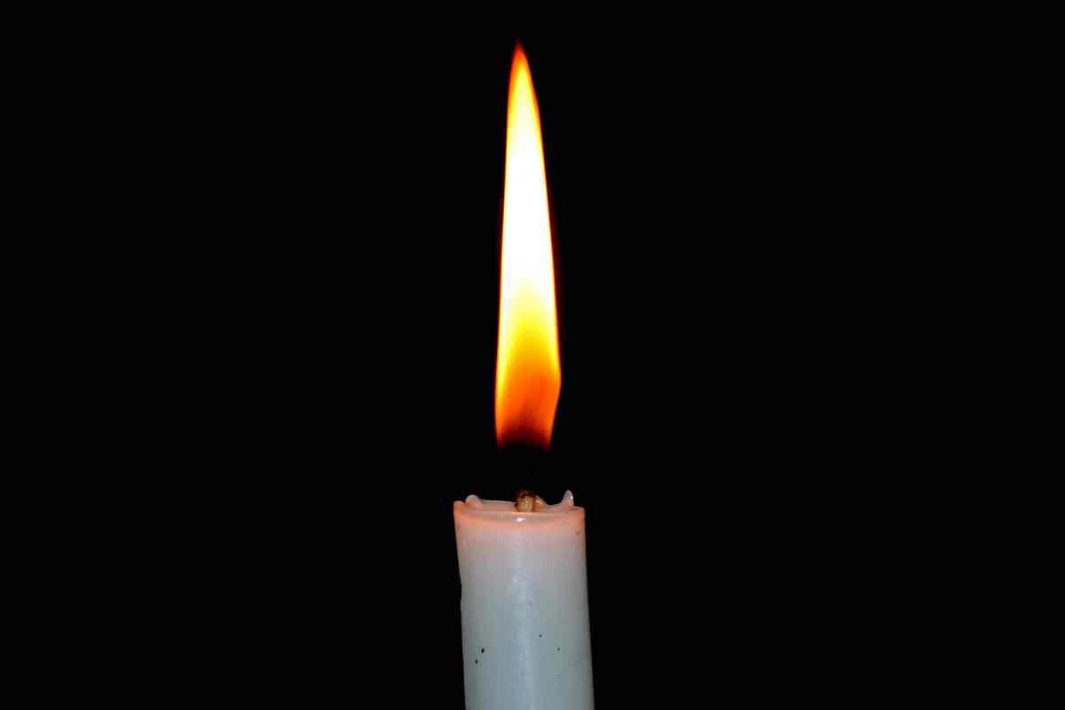 Чому полум 'я свічки встановлюється вертикально