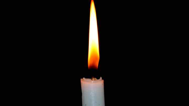 Чому полум 'я свічки встановлюється вертикально