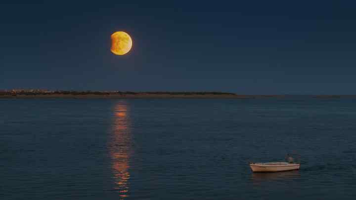 Чому місяць на горизонті здається більше, ніж в зеніті