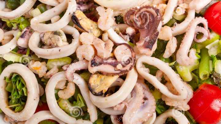 Як готувати салат з кальмарами