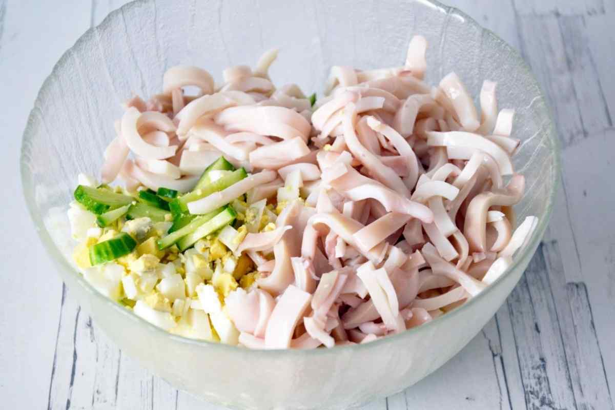 Легкий салат з маринованих кальмарів