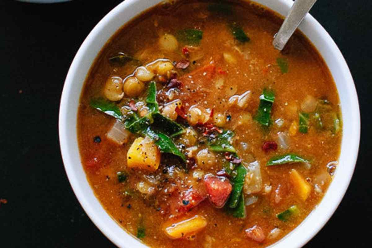 Як зварити ситний суп з червоною чечевицею і пряностями
