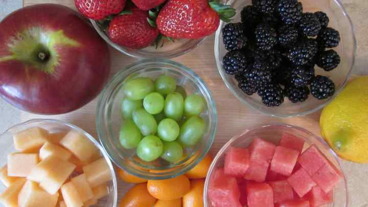 Домашні ласощі: саварени зі шматочками фруктів