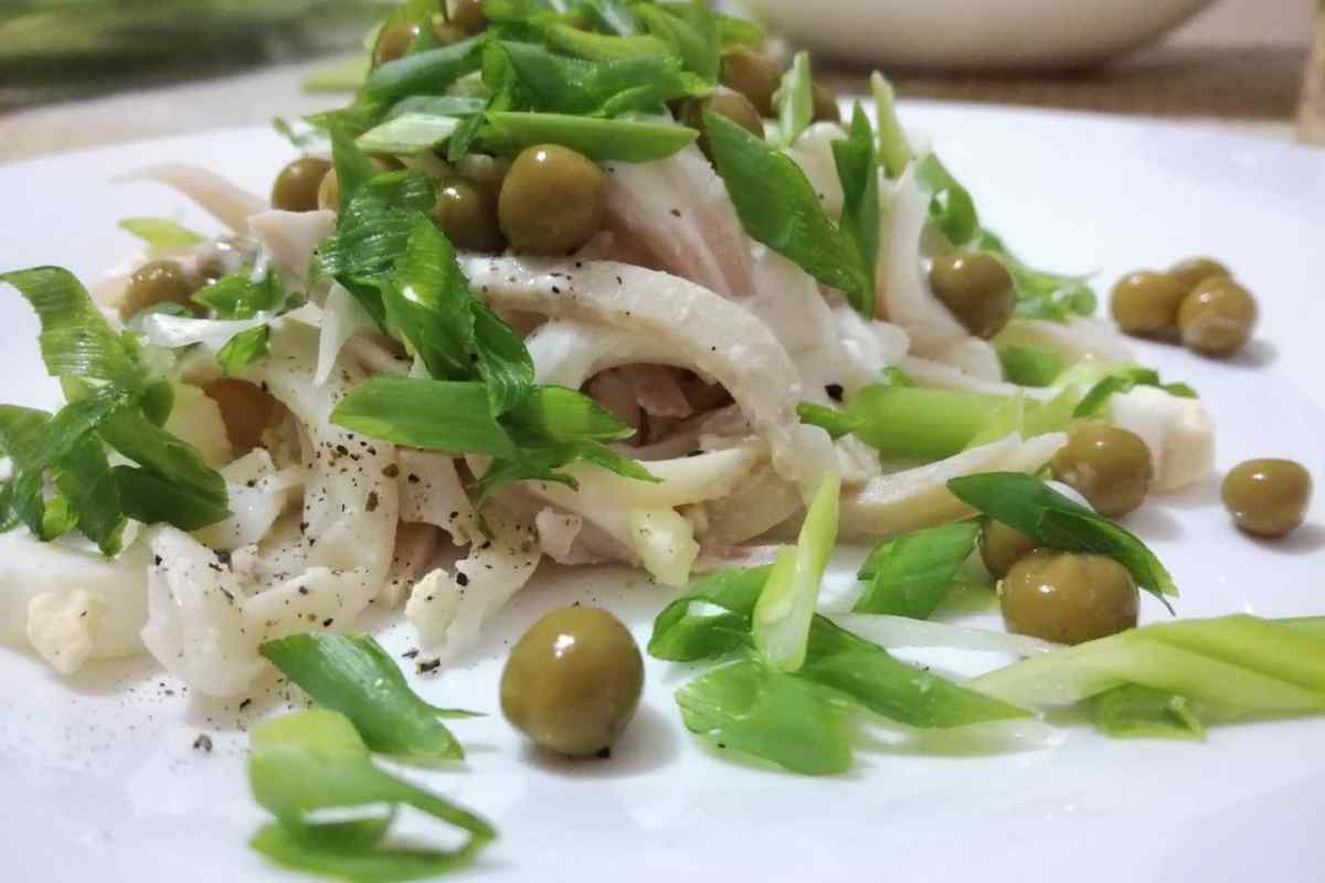 Як зробити салат з консервованих кальмарів