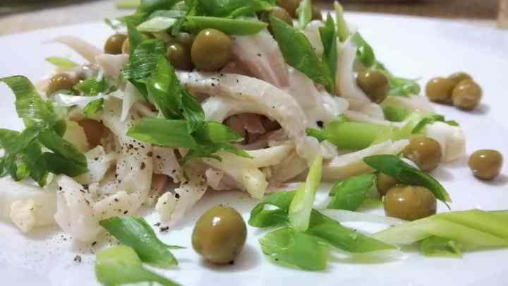 Як зробити салат з консервованих кальмарів
