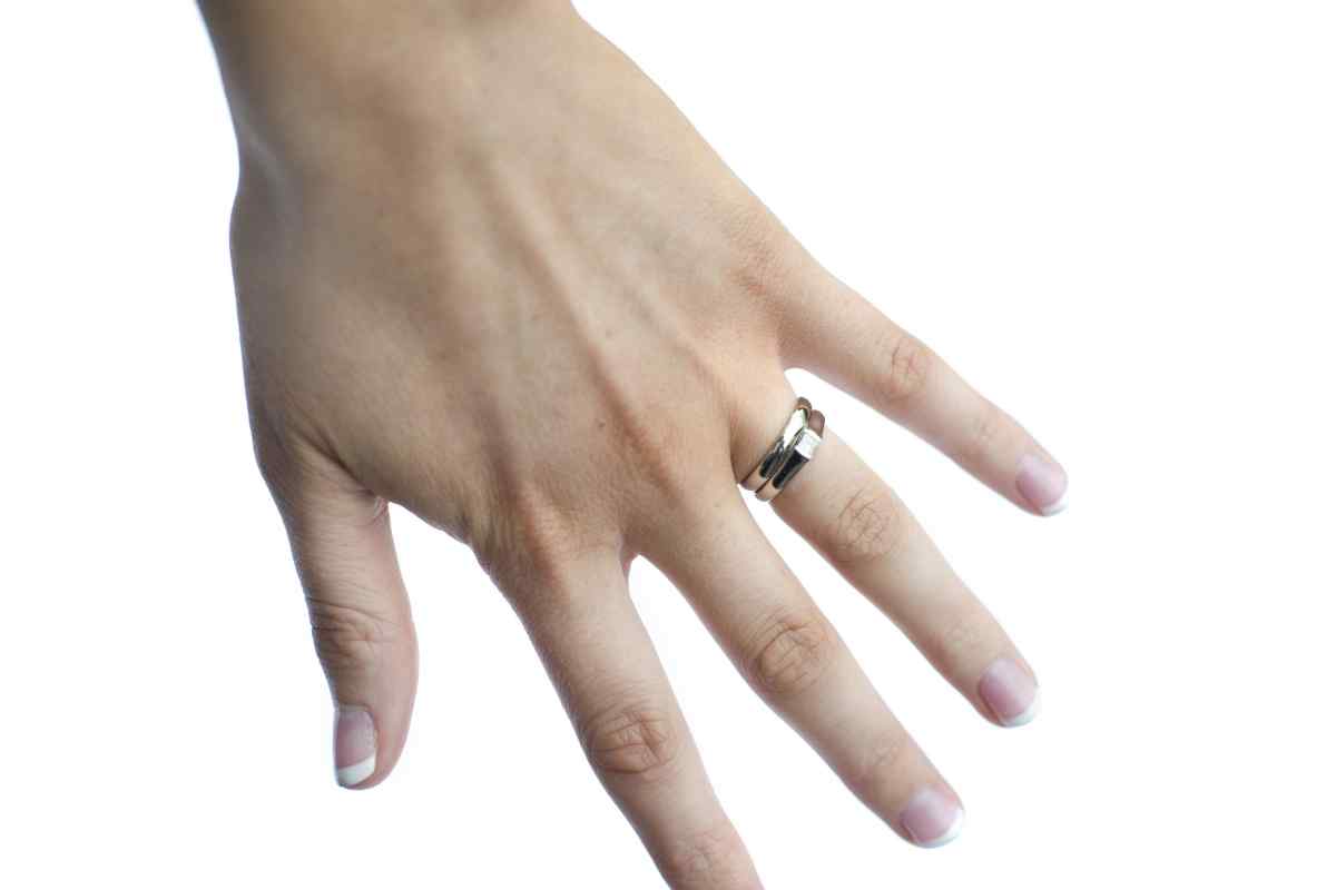 Чи можна носити кільце на безіменному пальці лівої руки заміжній жінці
