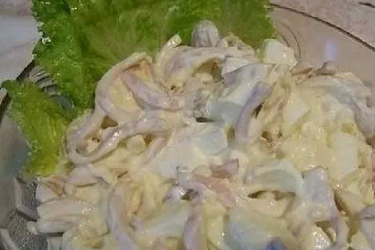 Як приготувати салат з кальмарами і яйцями