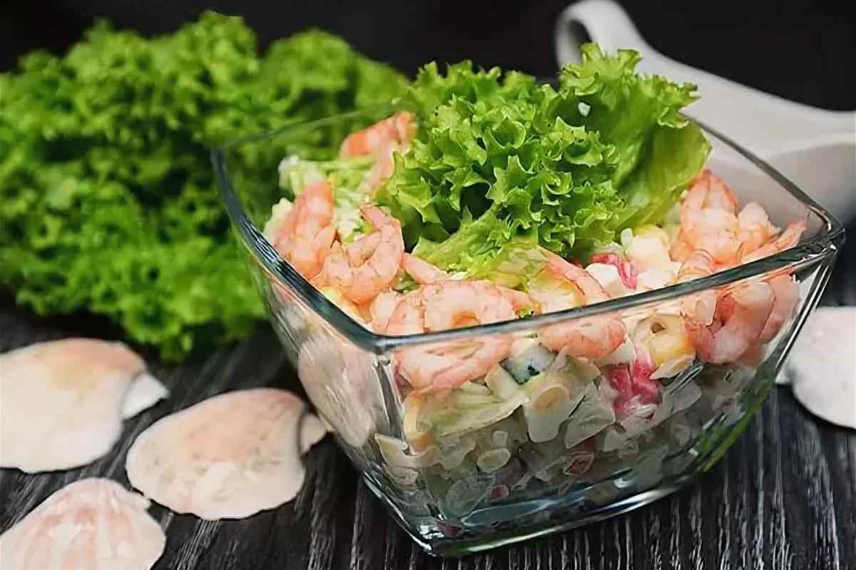 Рецепти салатів з крабових паличок, креветок або кальмарів