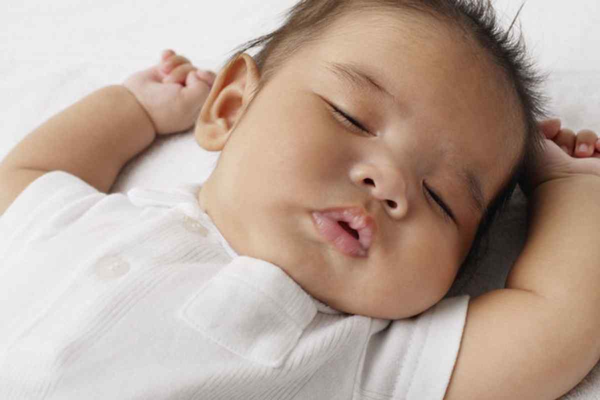 Дитина спить з привідкритими очима: норма або відхилення