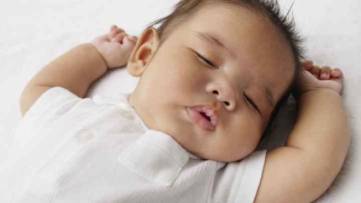 Дитина спить з привідкритими очима: норма або відхилення