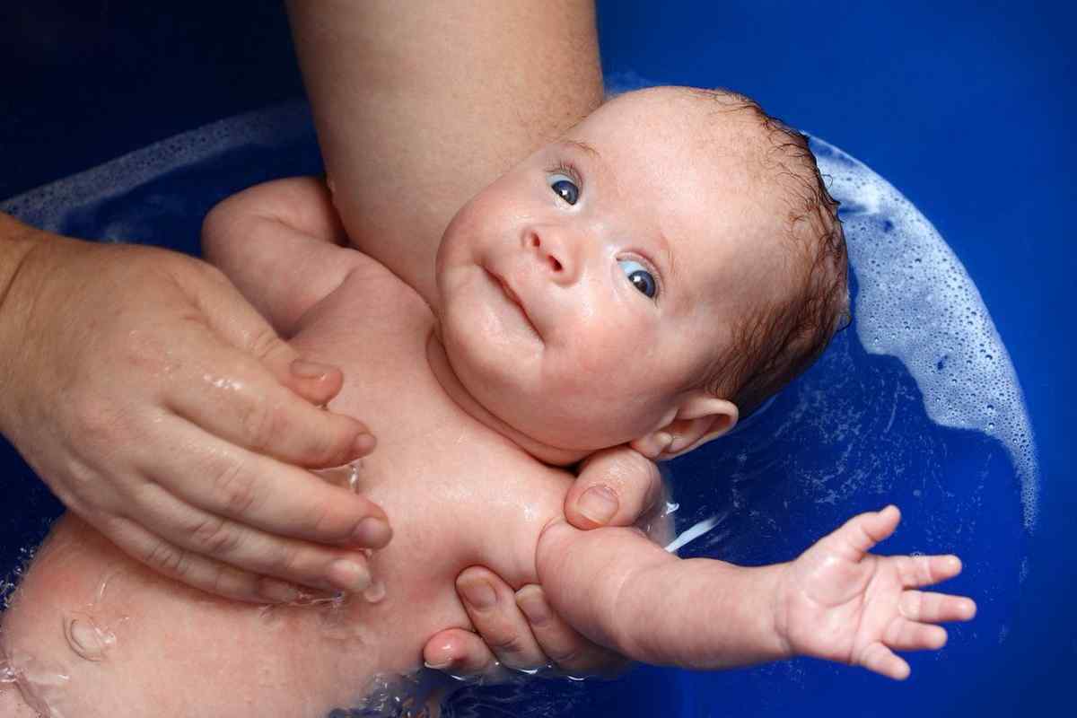 Як привчити дитину до купання
