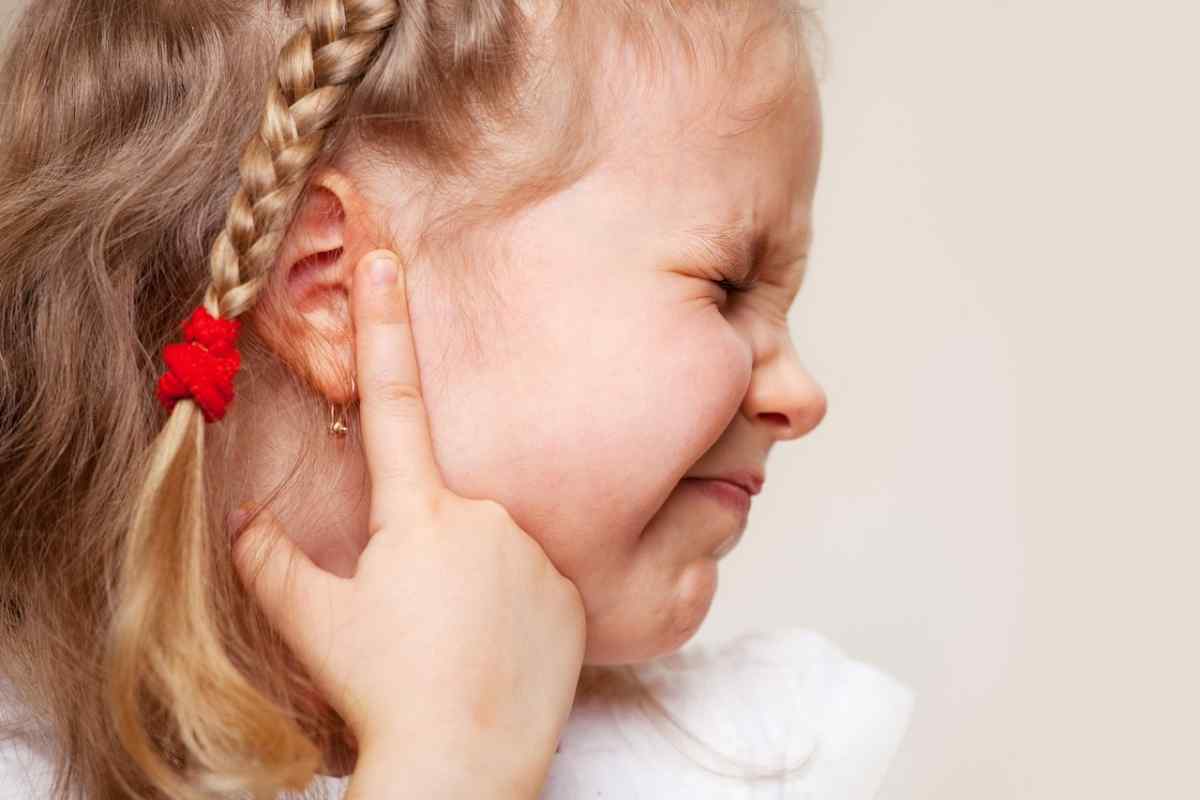 Як визначити, що у дитини болять вуха