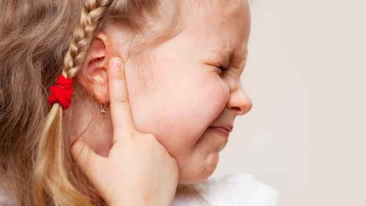 Як визначити, що у дитини болять вуха