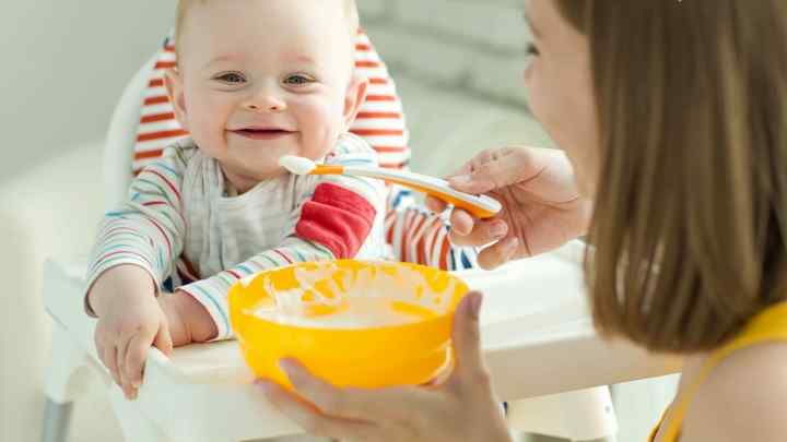 Як правильно вводити прикорм малюку