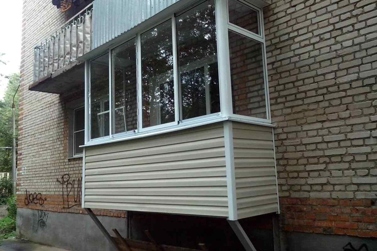 Як прилаштувати балкон або лоджію до будинку?