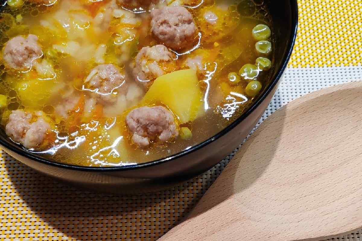 Як смачно приготувати суп з фрикадельками і рисом