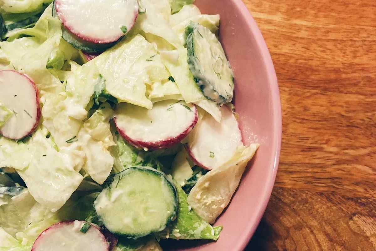 Легкий салат з яблука з імбирною заправкою