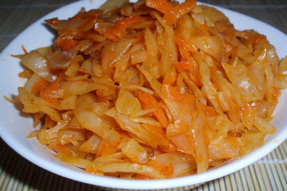 Як приготувати смачну тушковану капусту з гарбузом і морквою