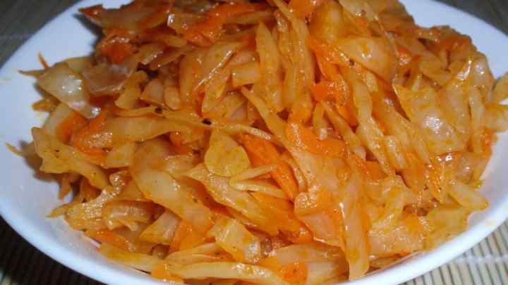 Як приготувати смачну тушковану капусту з гарбузом і морквою
