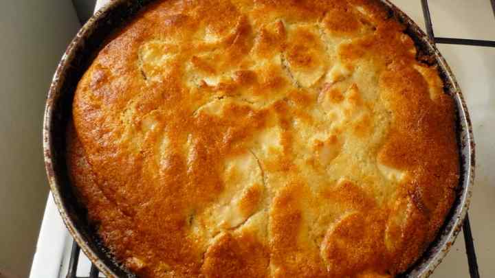 Як приготувати яблучний пиріг на кефірі