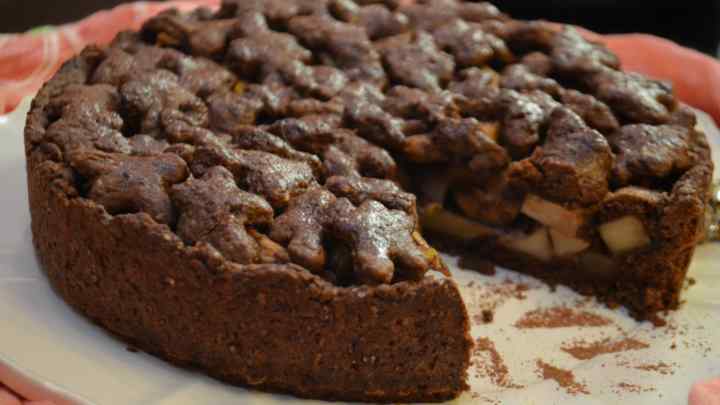 Як приготувати шоколадний пиріг з фруктами і горіхами