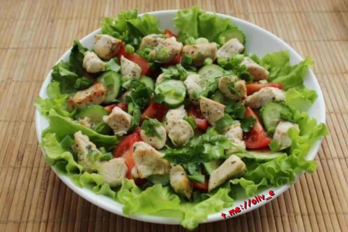 Салат из курицы и свежих овощей