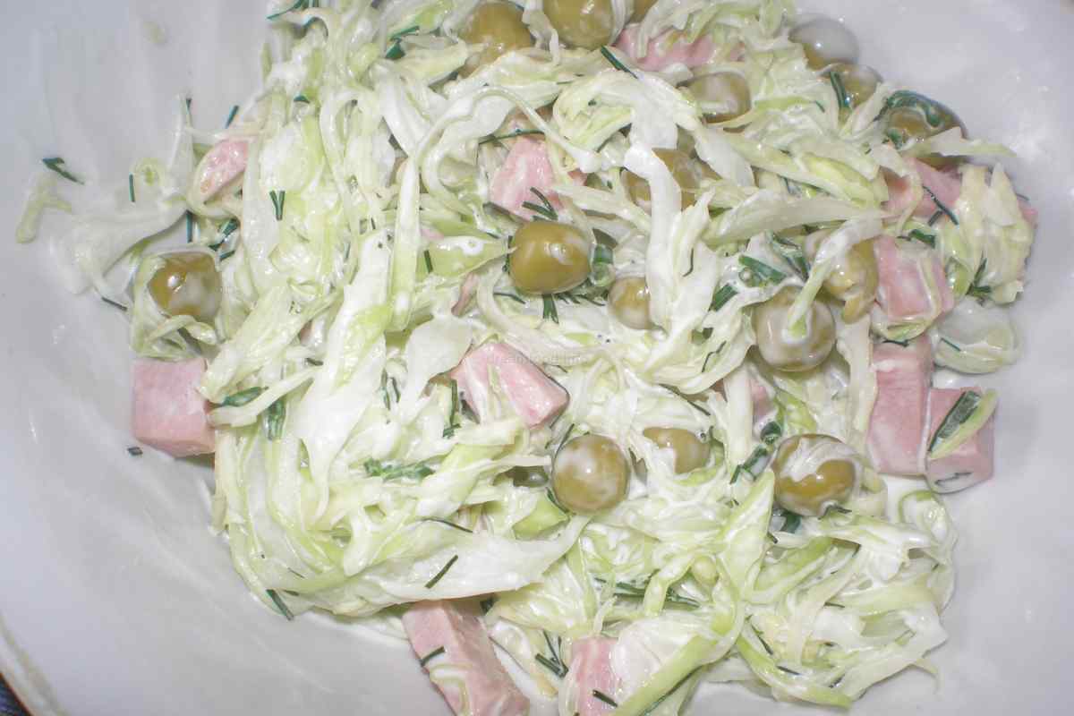 Як приготувати салат з ковбаси і свіжої капусти
