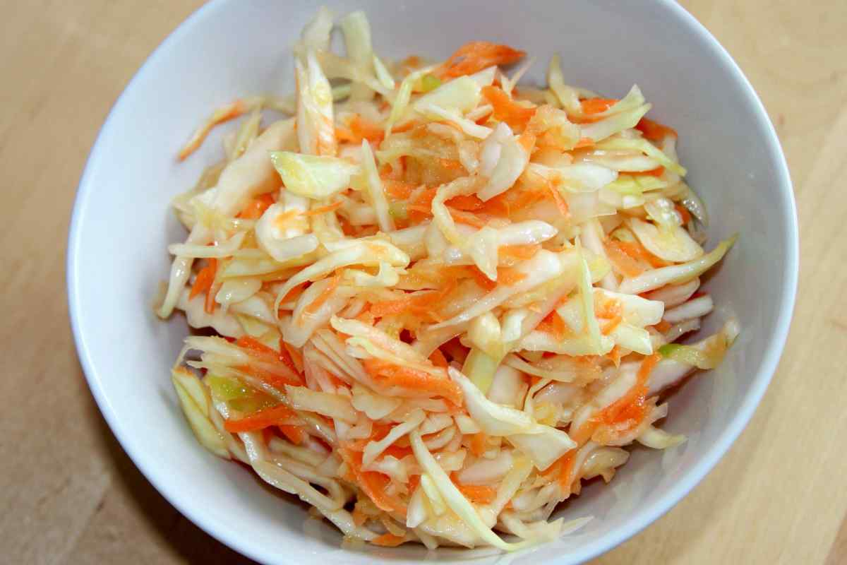Як зробити салат зі свіжої капусти