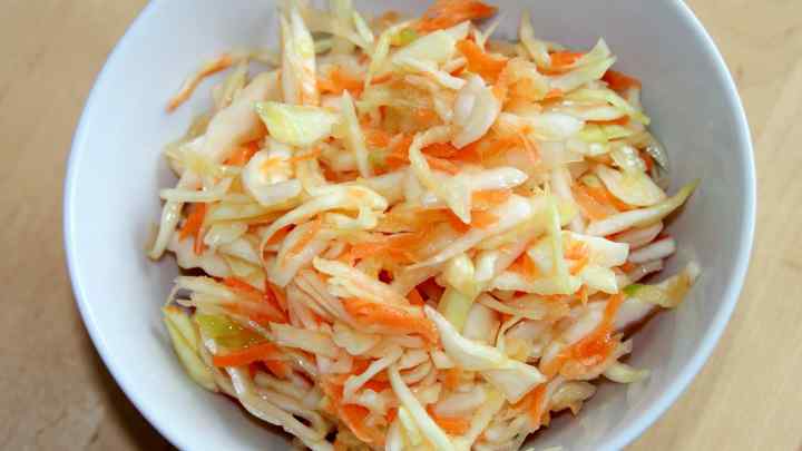 Як зробити салат зі свіжої капусти